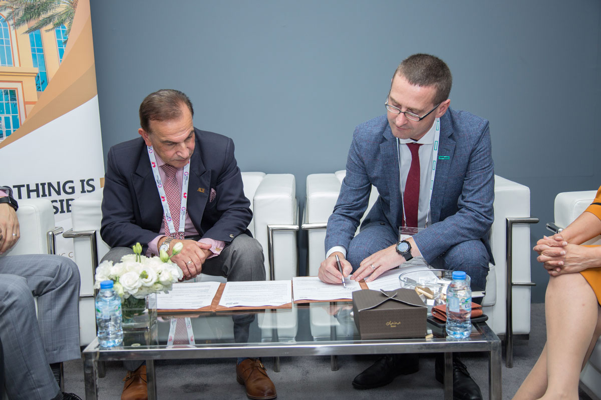 AUE SIGNS MOU WITH HEWLETT PACKARD MIDDLE EAST